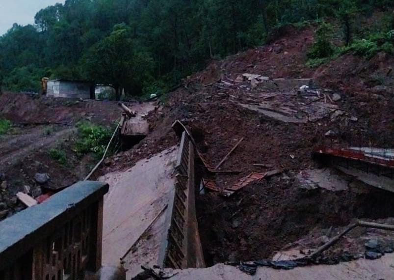 The bridge on Basohli-Mahanpur road was damaged, traffic affected