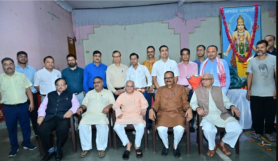 भाऊराव देवरस सेवा न्यास के कार्यकर्ताओं के साथ बैठे स्वान्त रंजन और उप मुख्यमंत्री ब्रजेश पाठक