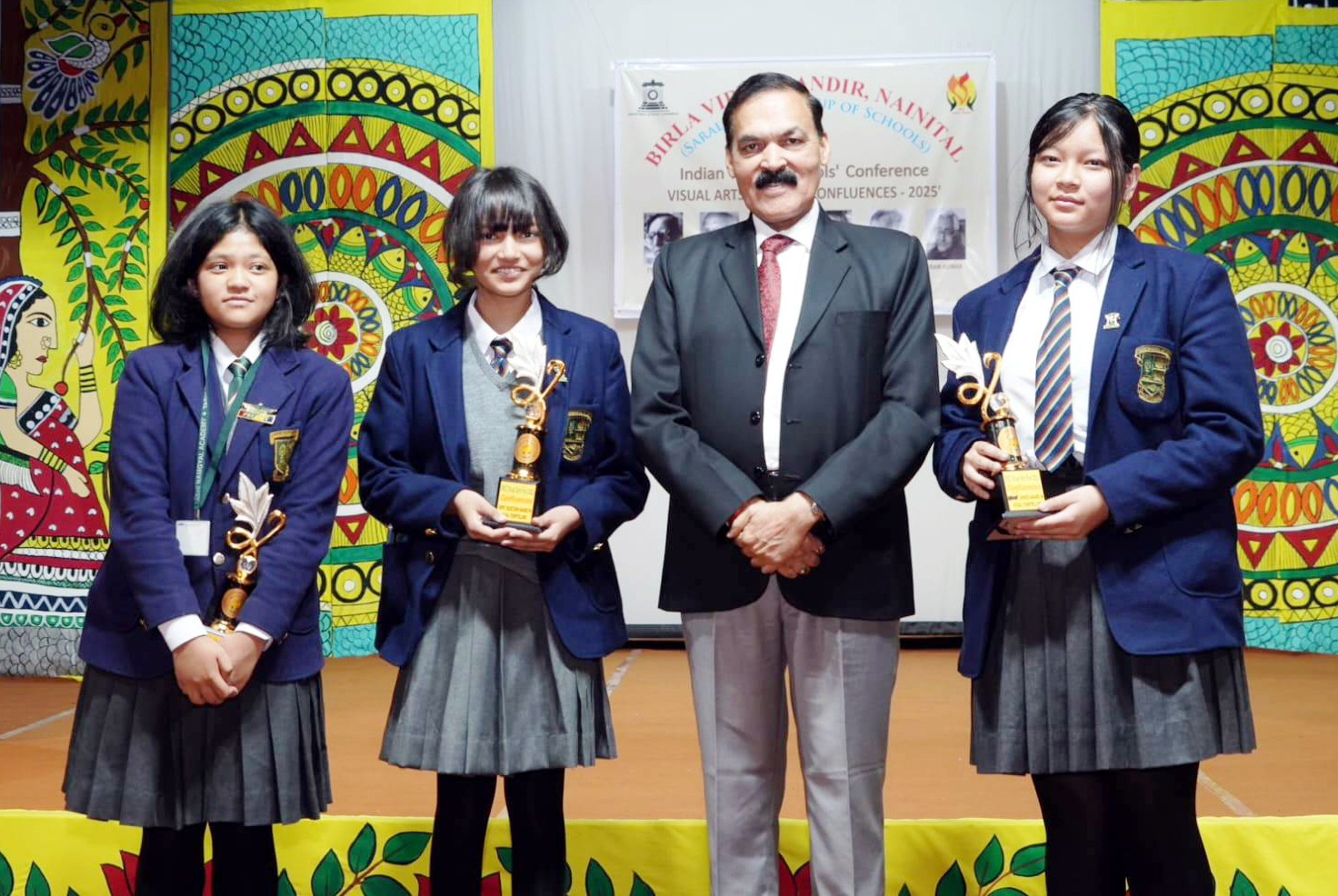 उत्कृष्ट प्रदर्शन पर विजेता प्रतिभागियों के साथ प्रधानाचार्य। उत्कृष्ट प्रदर्शन पर विजेता प्रतिभागियों के साथ प्रधानाचार्य।