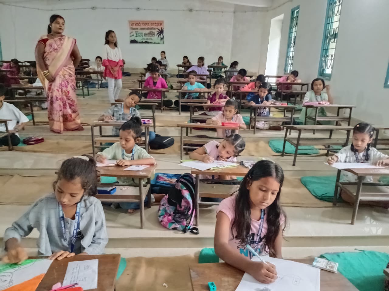 प्रतियोगिता में भाग लेते बच्चे