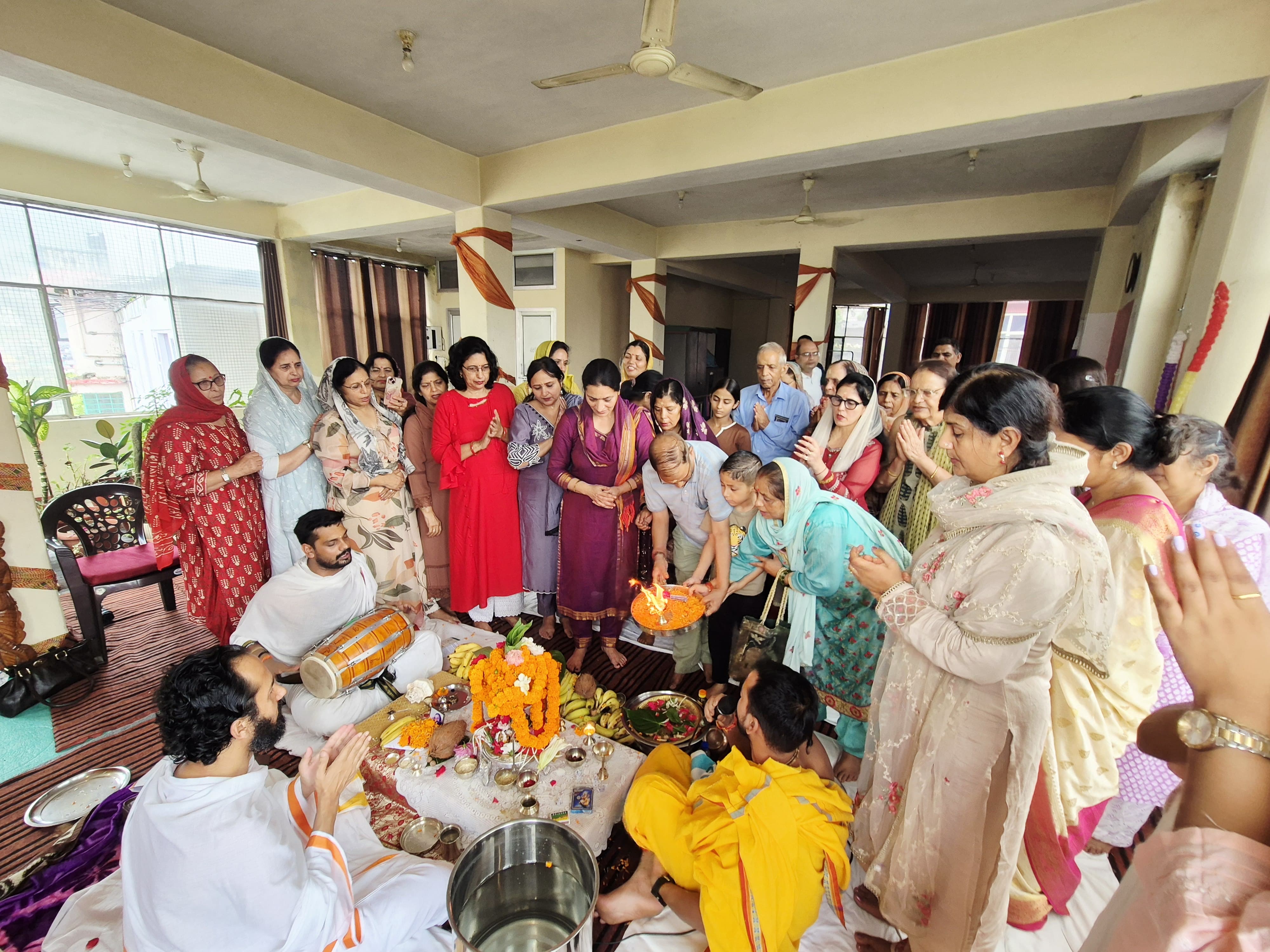 रुद्राभिषेक पूजा का आयोजन करते हुए आर्ट आफ लिविंग के सदस्य।