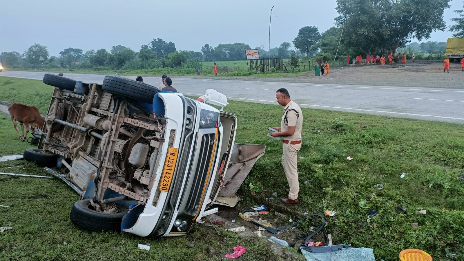 श्रद्वालुओं से भरी बस पलटी,16 लोग घायल