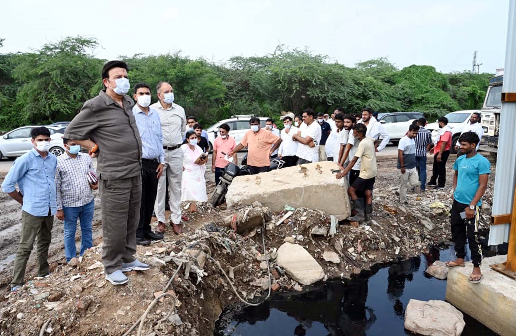 गुरुग्राम-फरीदाबाद रोड पर बंधवाड़ी कचरा प्रबंधन प्लांट का दौरा करते मंत्री राव नरबीर सिंह।