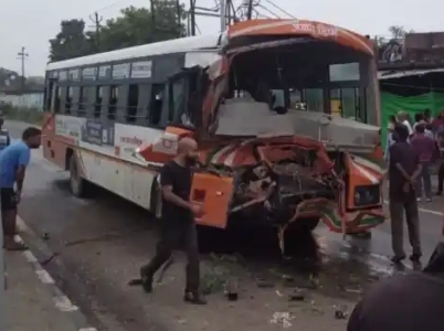 दुर्घटना ग्रस्त रोडवेज़ बस दुर्घटना ग्रस्त रोडवेज़ बस