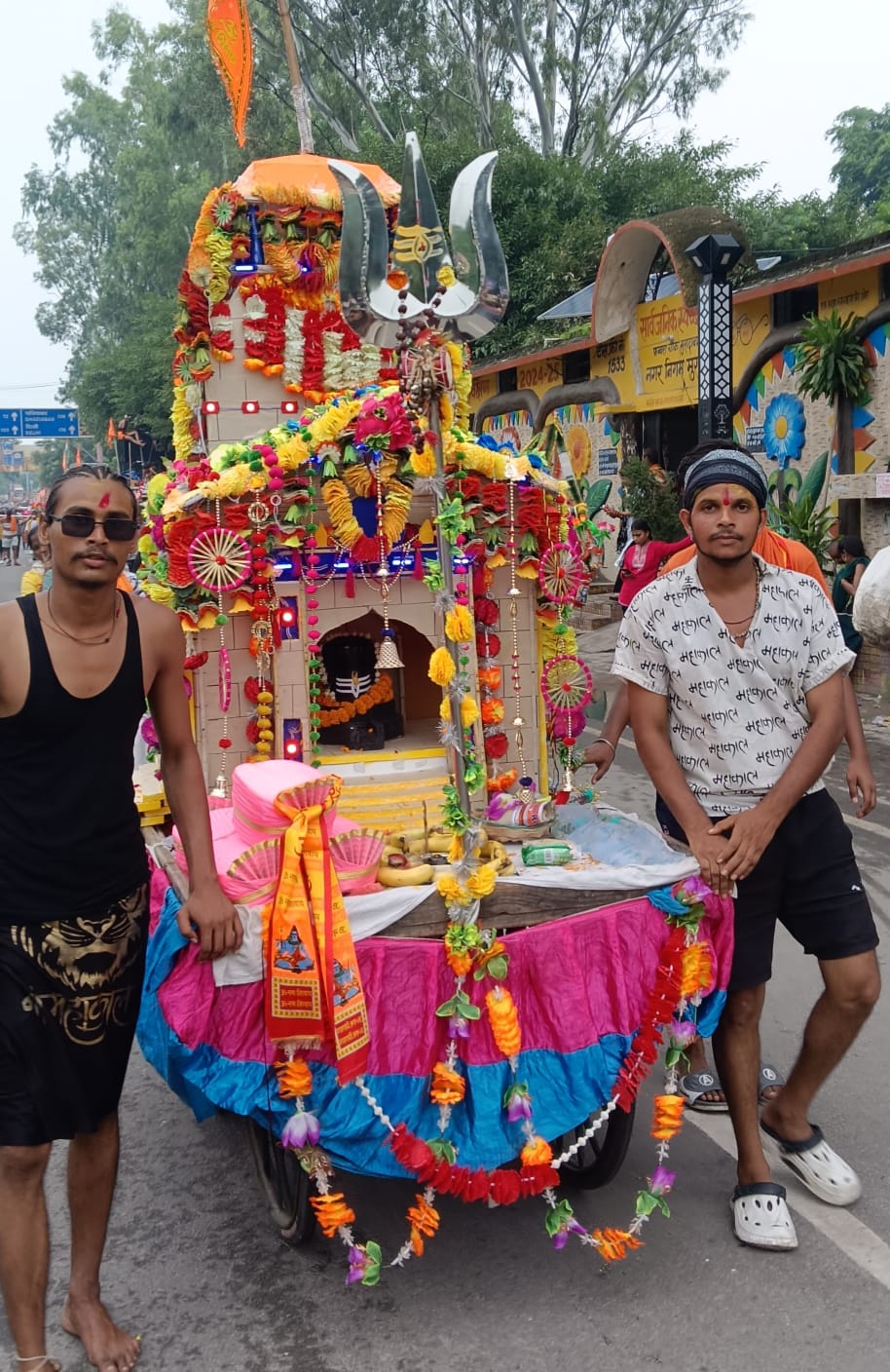 बृजघाट से ठेले पर कावड़ में गंगाजल लेकर आते भक्त। बृजघाट से ठेले पर कावड़ में गंगाजल लेकर आते भक्त।