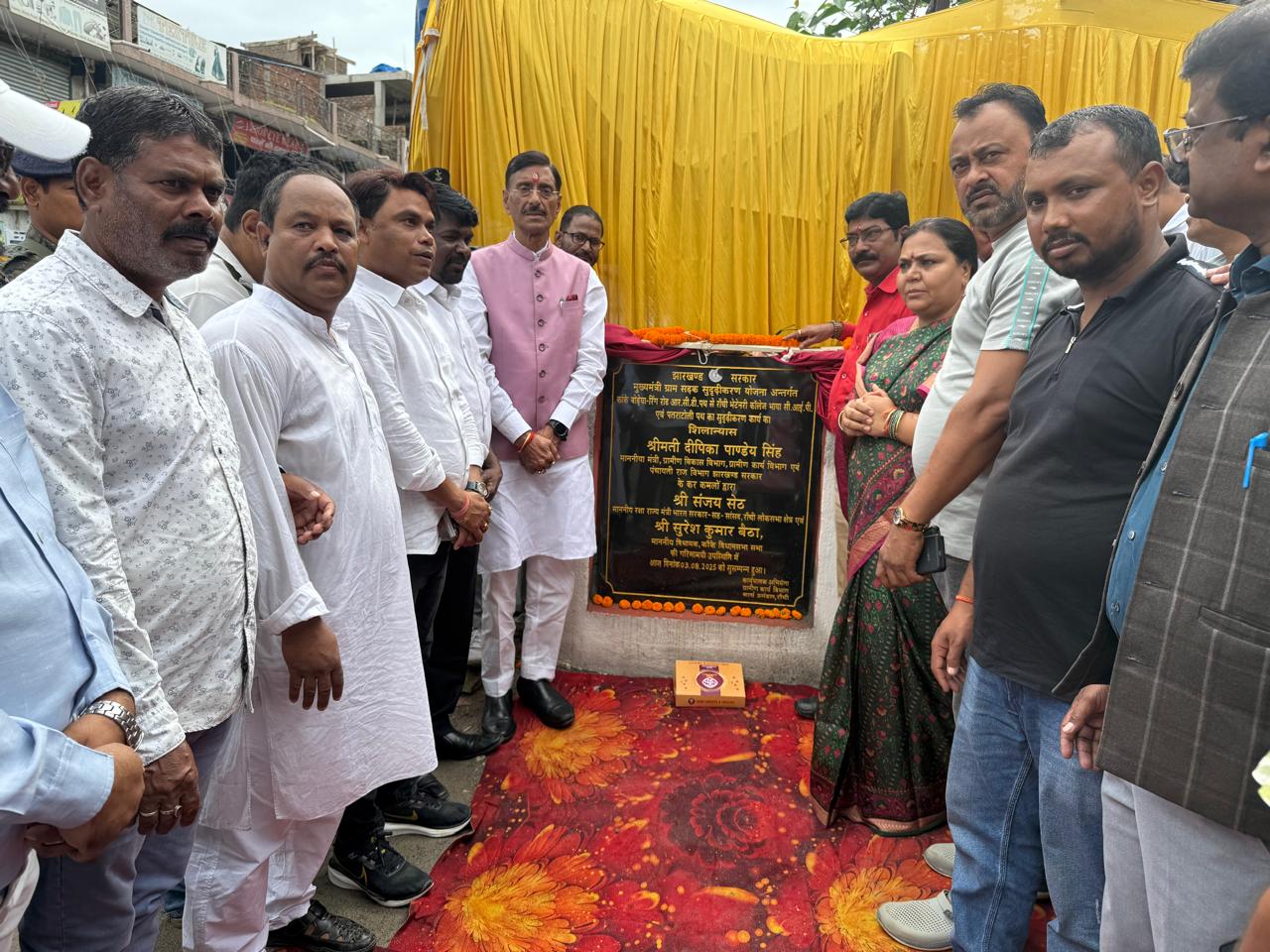 सड़क शिलान्यास कार्यक्रम में मौजूद संजय सेठ और दीपिका सिंह सड़क शिलान्यास कार्यक्रम में मौजूद संजय सेठ और दीपिका सिंह