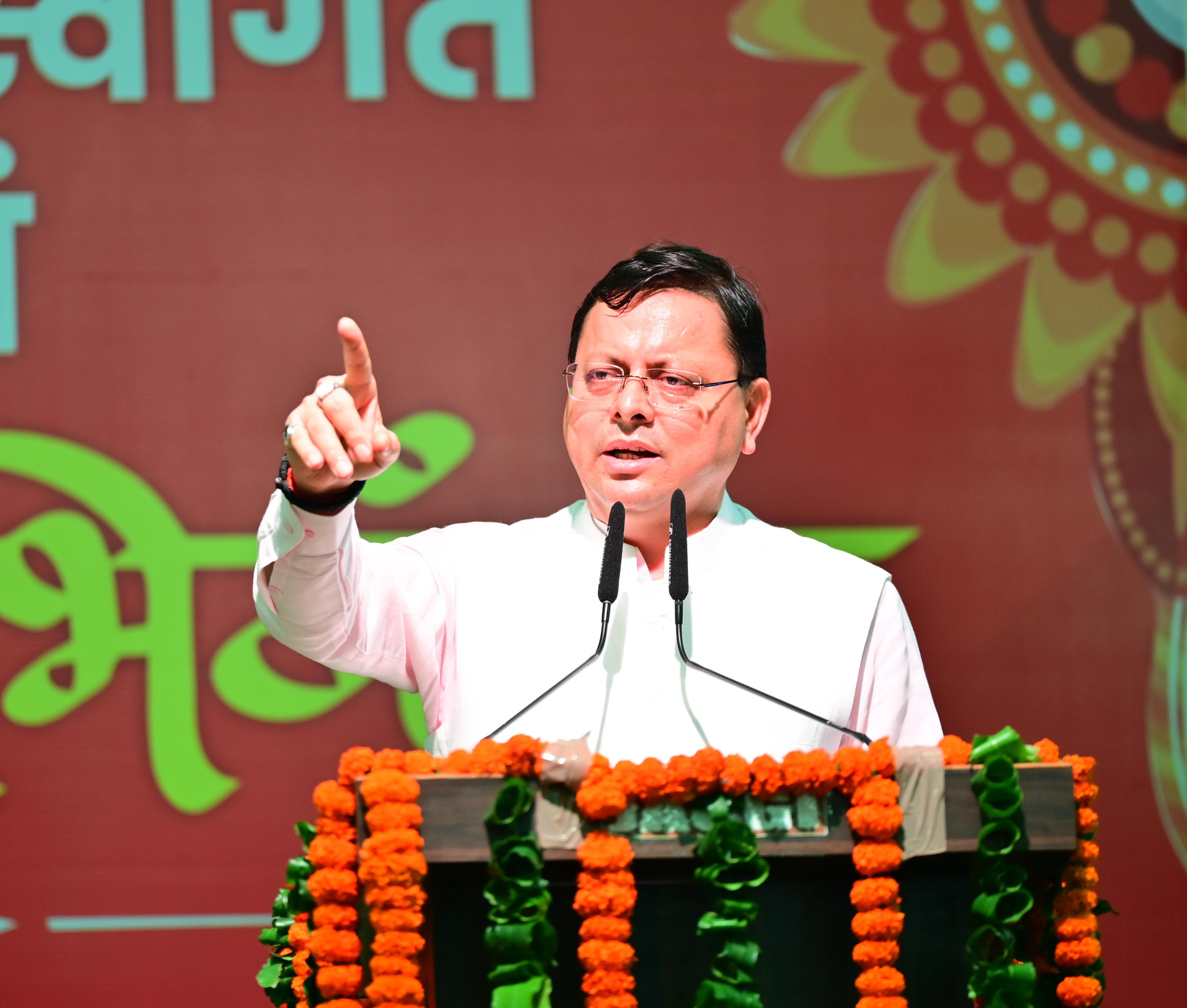 रक्षाबंधन कार्यक्रम को देहरादून में संबोधित करते  मुख्यमंत्री पुष्कर सिंह धामी।