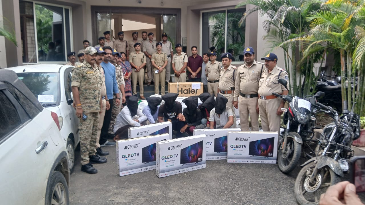 सात सदस्य गिरफ्तार, 30 लाख से अधिक का मशरुका जब्त