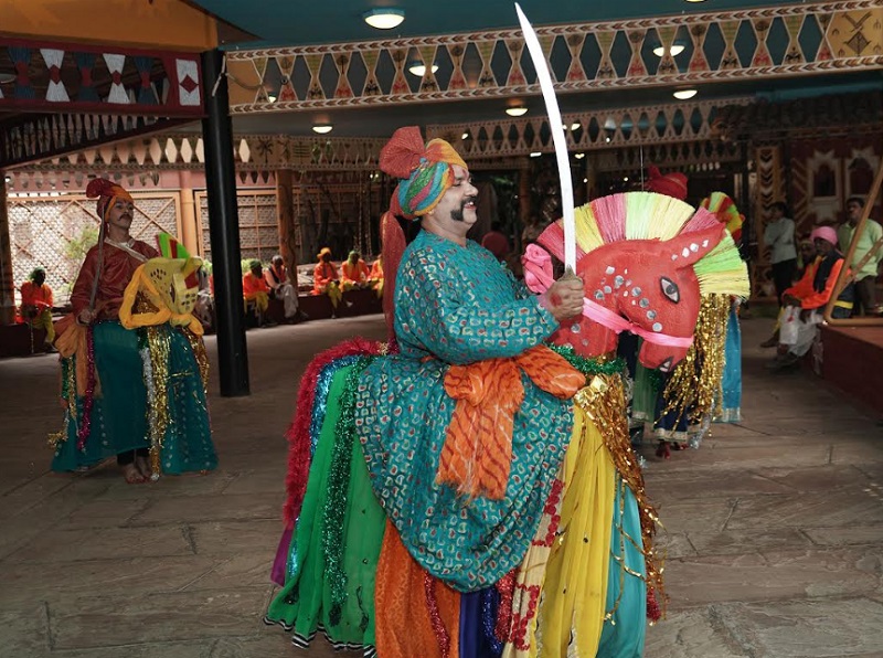 मप्र जनजातीय संग्रहालय में दुलदुल घोड़ी नृत्य की हुई प्रस्तुति मप्र जनजातीय संग्रहालय में दुलदुल घोड़ी नृत्य की हुई प्रस्तुति