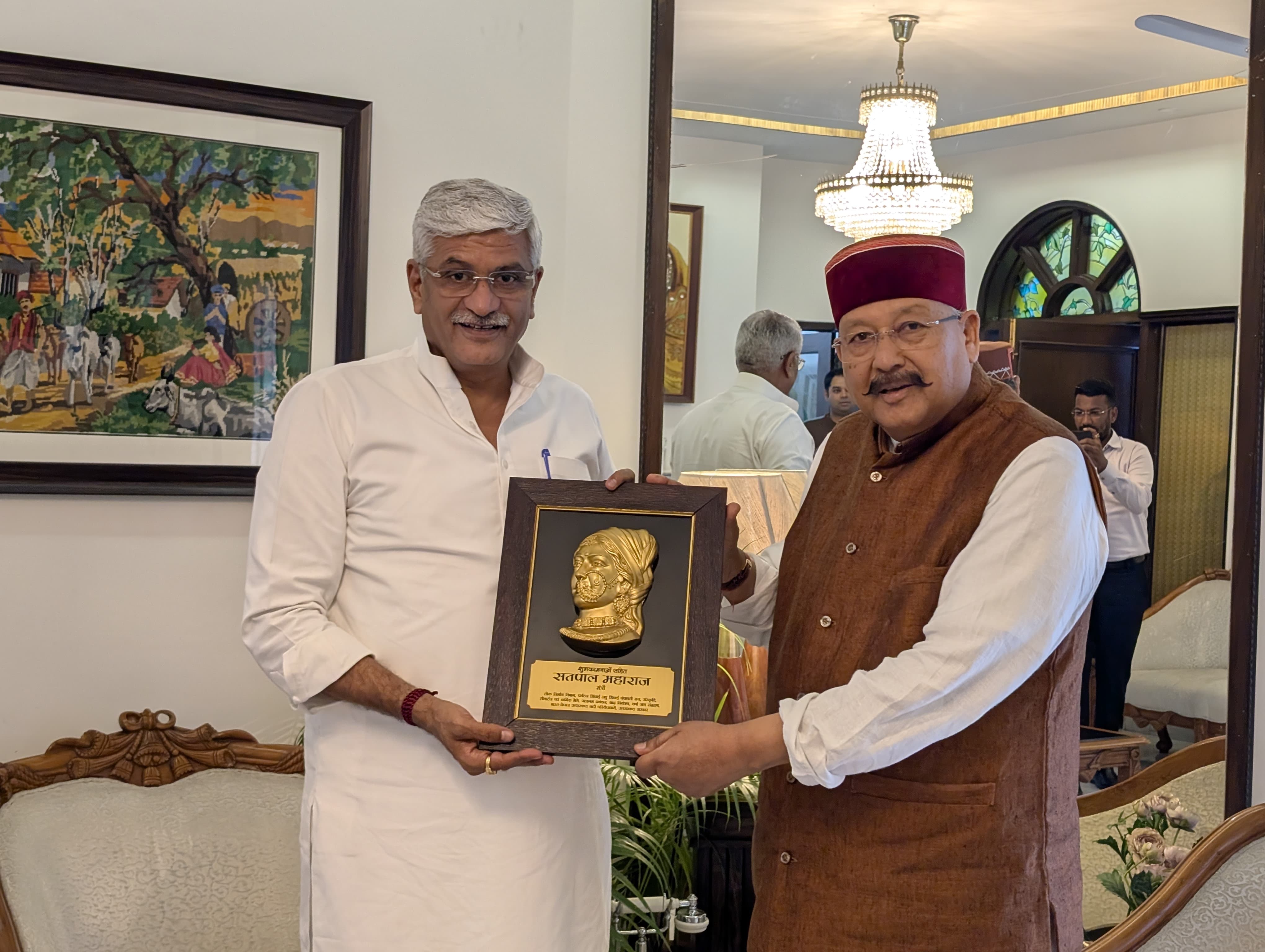 मंत्री सतपाल महाराज केंद्रीय पर्यटन एवं संस्कृति मंत्री गजेंद्र सिंह शेखावत से भेंट करते। मंत्री सतपाल महाराज केंद्रीय पर्यटन एवं संस्कृति मंत्री गजेंद्र सिंह शेखावत से भेंट करते।