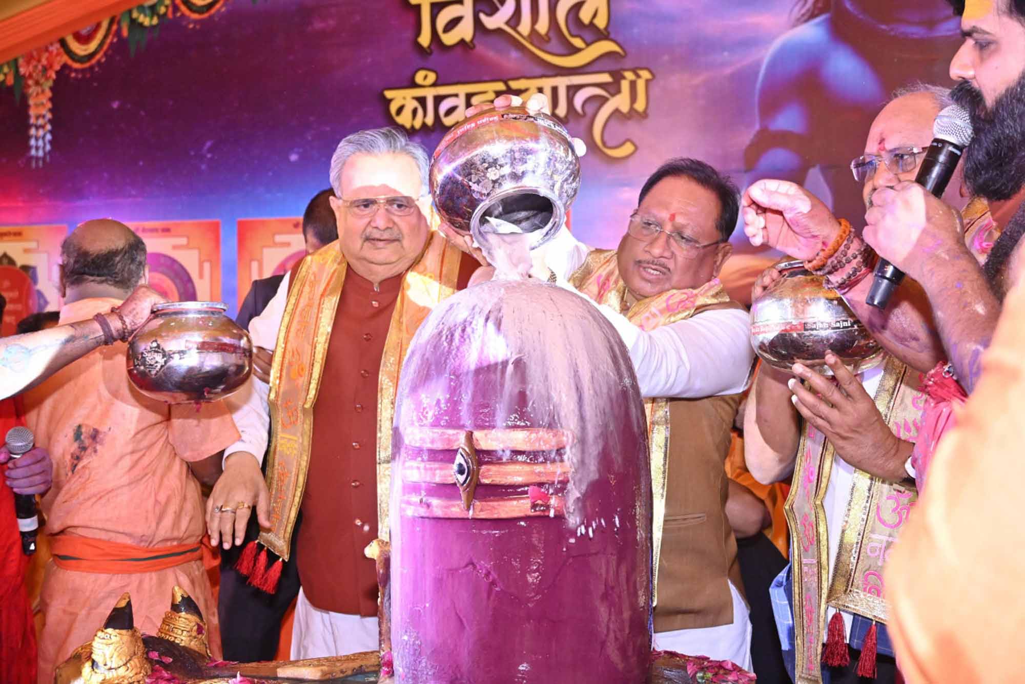मुख्यमंत्री साय एवं विधानसभा अध्यक्ष डाॅ. रमन सिंह  भगवान शिव का रूद्राभिषेक करते