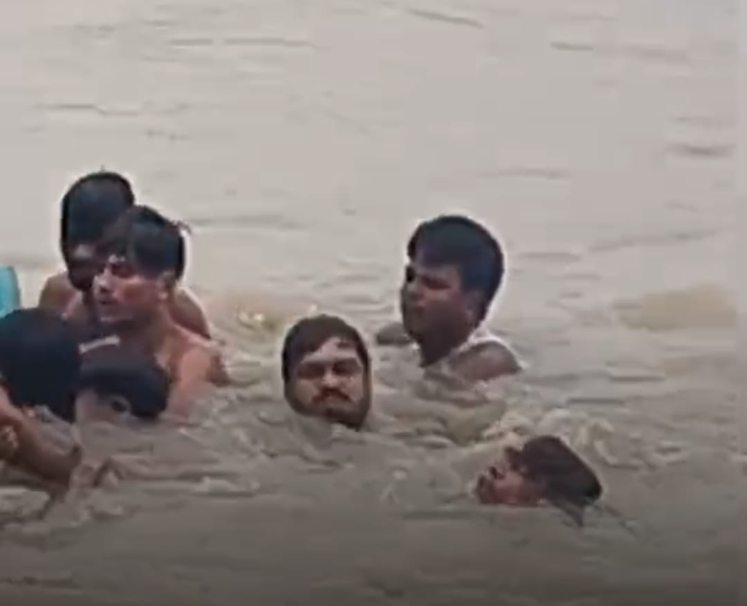 शव निकालते गोताखोर शव निकालते गोताखोर