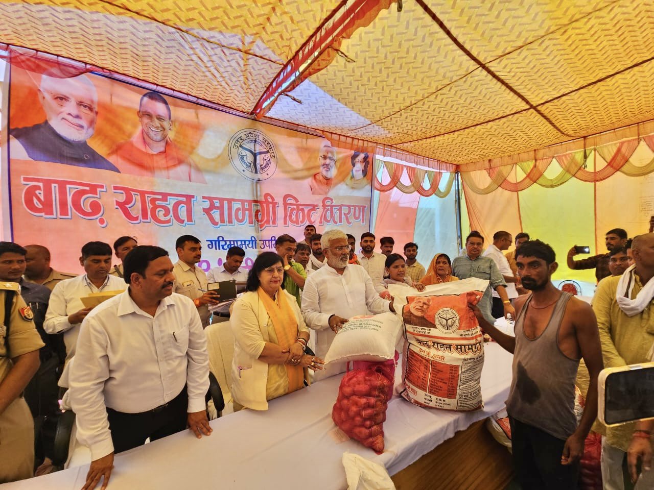 जलशक्ति मंत्री स्वतंत्रदेव सिंह राज्यमंत्री प्रतिभा शुक्ला के साथ औरैया में बाढ़ पीड़ितों को राहत सामग्री वितरित करते हुए।