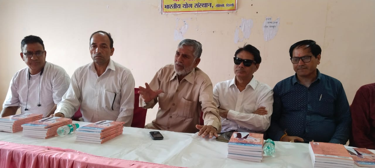 दिवाकर भट्ट वार्ता करते हुए