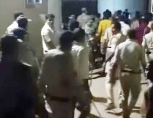 दाे गांवाें के बीच संघर्ष के बाद बड़ी संख्या में माैजूद पुलिस कर्मचारी