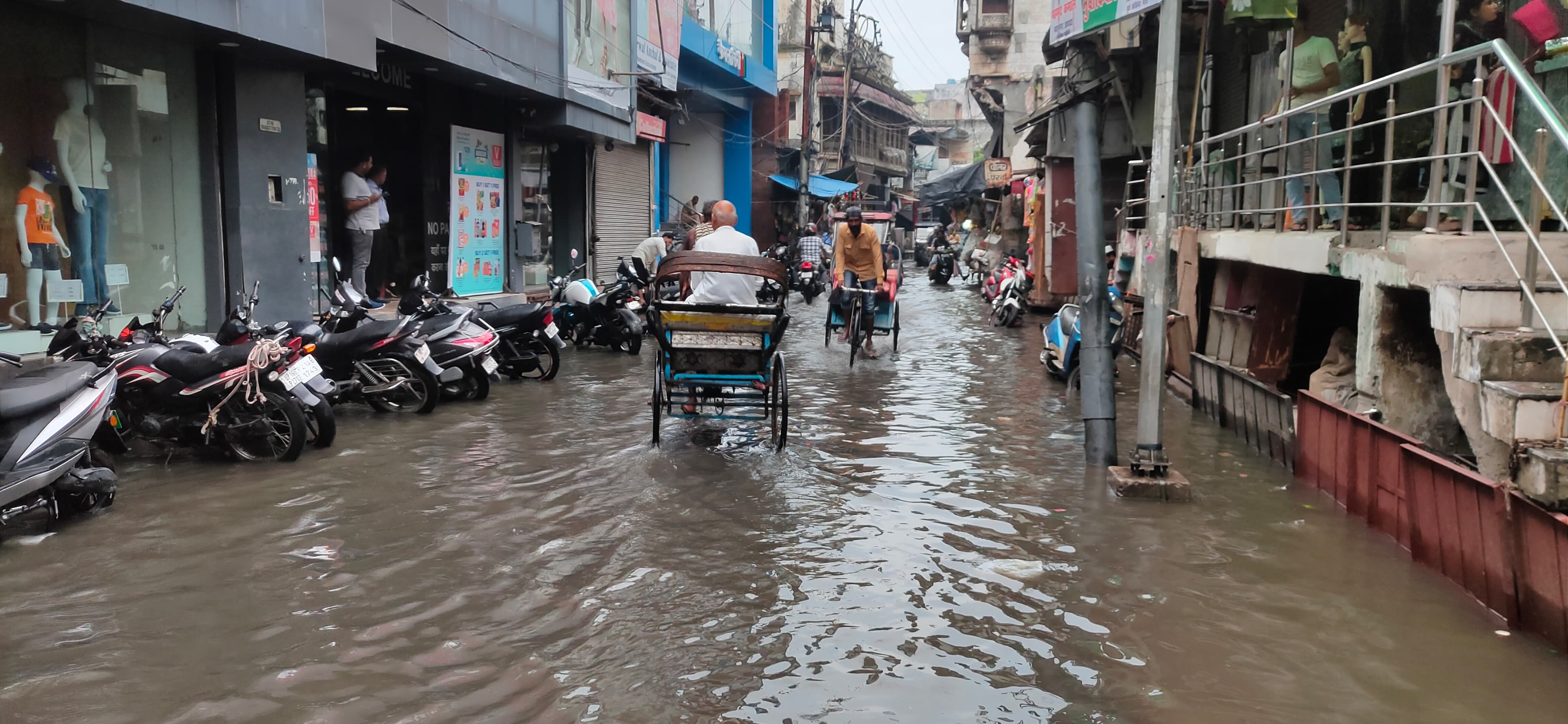मुरादाबाद महानगर के रेती स्ट्रीट में 1 घंटे की बारिश के दौरान जल मग्न हुई सड़क।