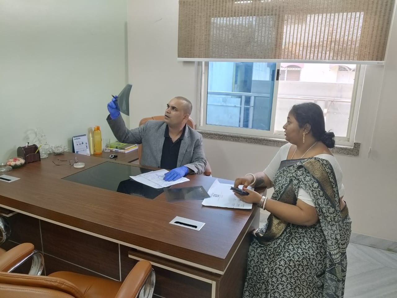 मरीज को जानकारी देते डॉक्टर साहू मरीज को जानकारी देते डॉक्टर साहू