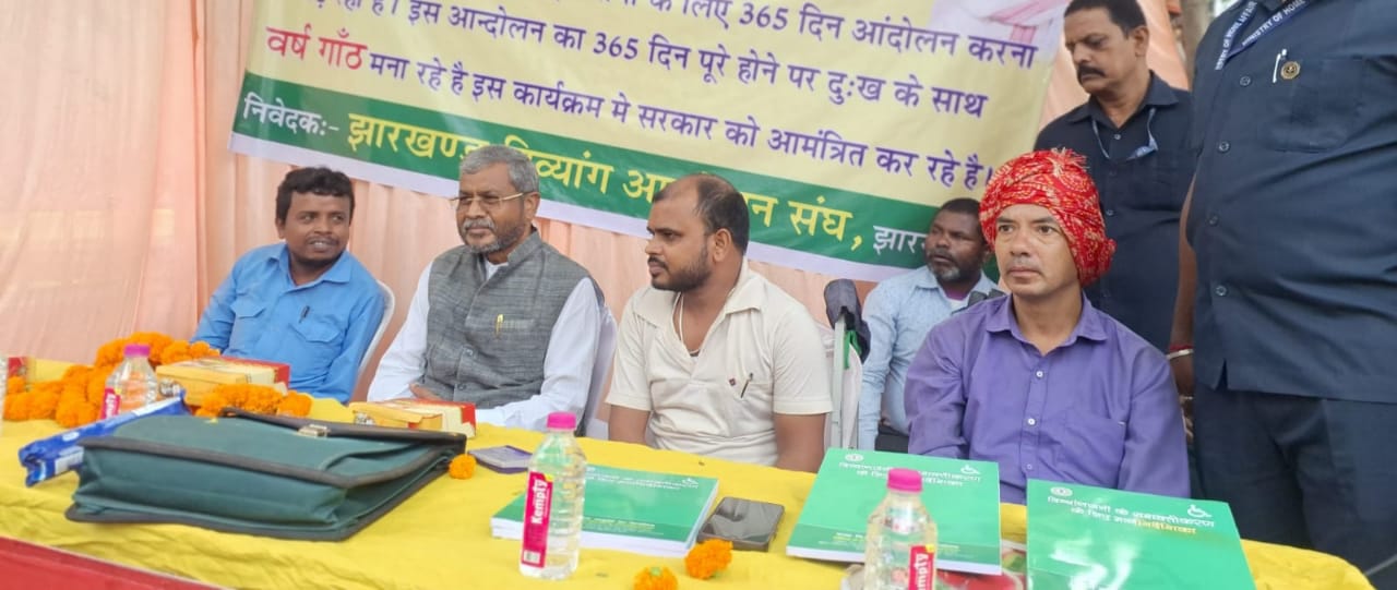 बाबूलाल मरांडी धरना स्थल पर
