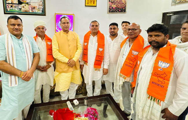 सोनीपत: भाजपा प्रदेशाध्यक्ष मोहन लाल बडौली जजपा नेताओं का स्वागत करते हुए सोनीपत: भाजपा प्रदेशाध्यक्ष मोहन लाल बडौली जजपा नेताओं का स्वागत करते हुए