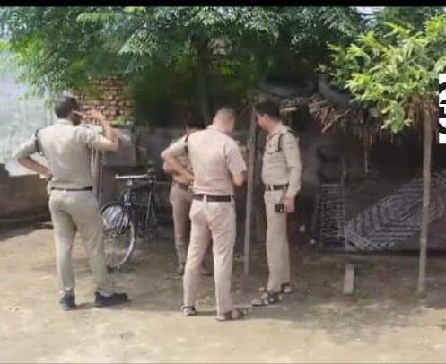 जांच पड़ताल करती पुलिस