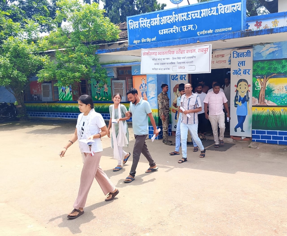 शिव सिंह वर्मा आदर्श स्कूल से परीक्षा देकर निकलते हुए परीक्षार्थी।