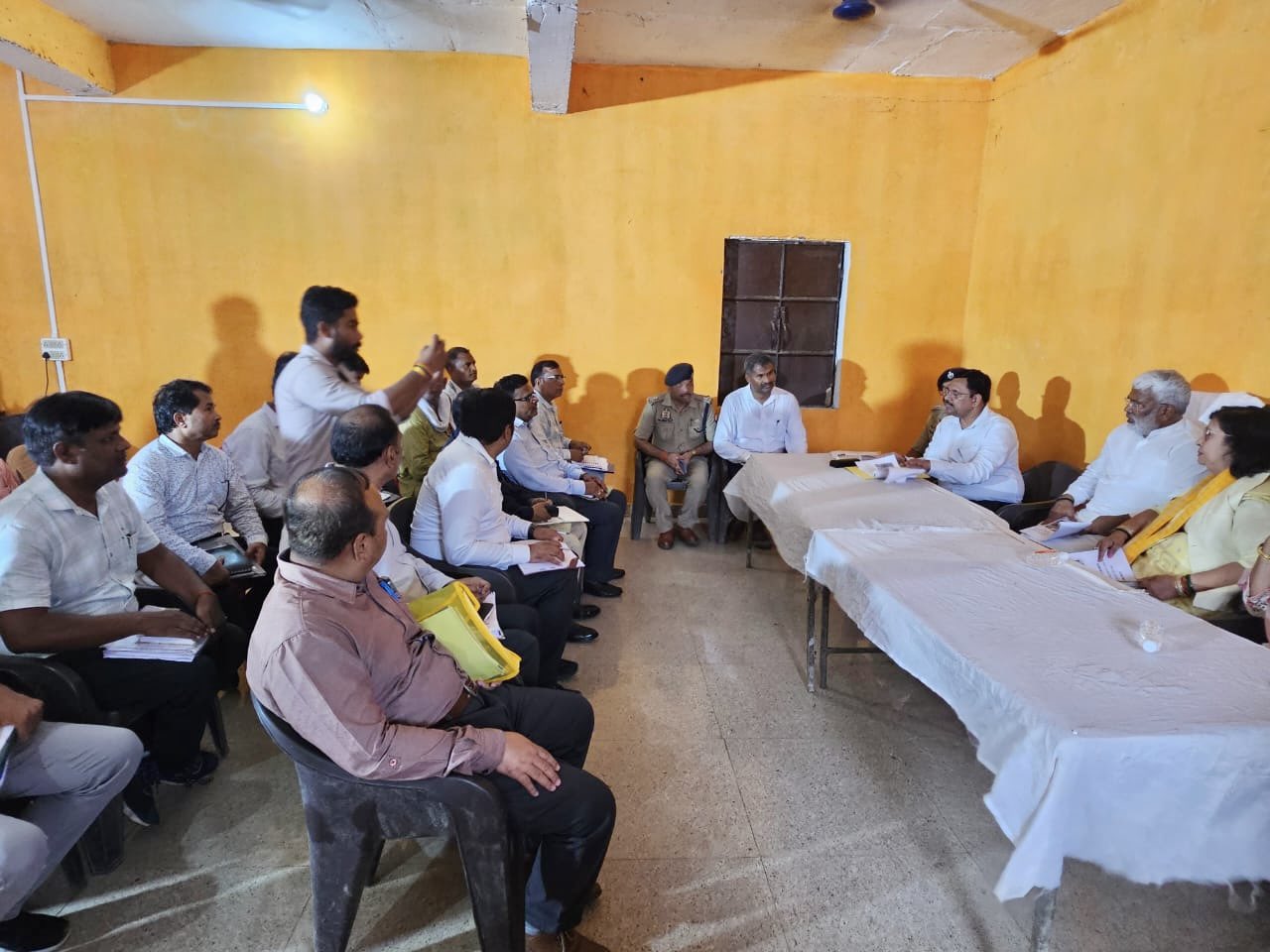 जलशक्ति मंत्री स्वतंत्रदेव सिंह बाढ़ के दृष्टिगत विभागीय एवं प्रशासनिक अधिकारियों के साथ राहत कार्यों की समीक्षा करते हुए।