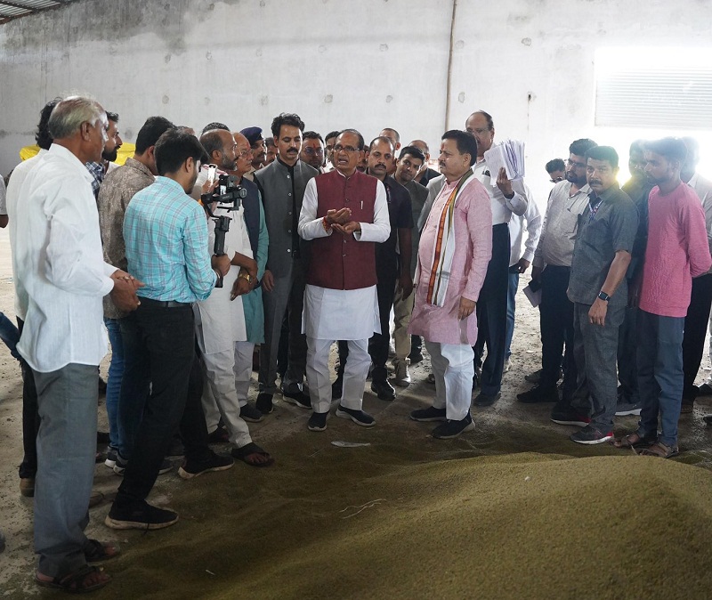 बम्होरी में मूंग उपार्जन केन्द्र का निरीक्षण बम्होरी में मूंग उपार्जन केन्द्र का निरीक्षण