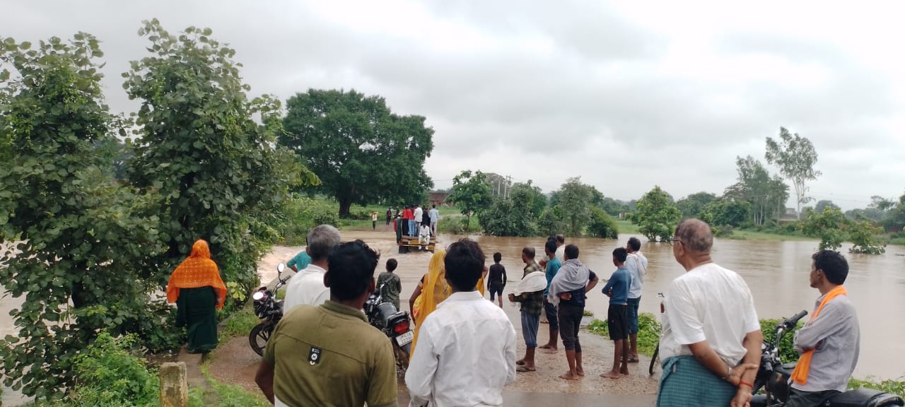 सरसों सेमरी मार्ग रपटा पर पानी के तेज बहाव आवागमन  बाधित
