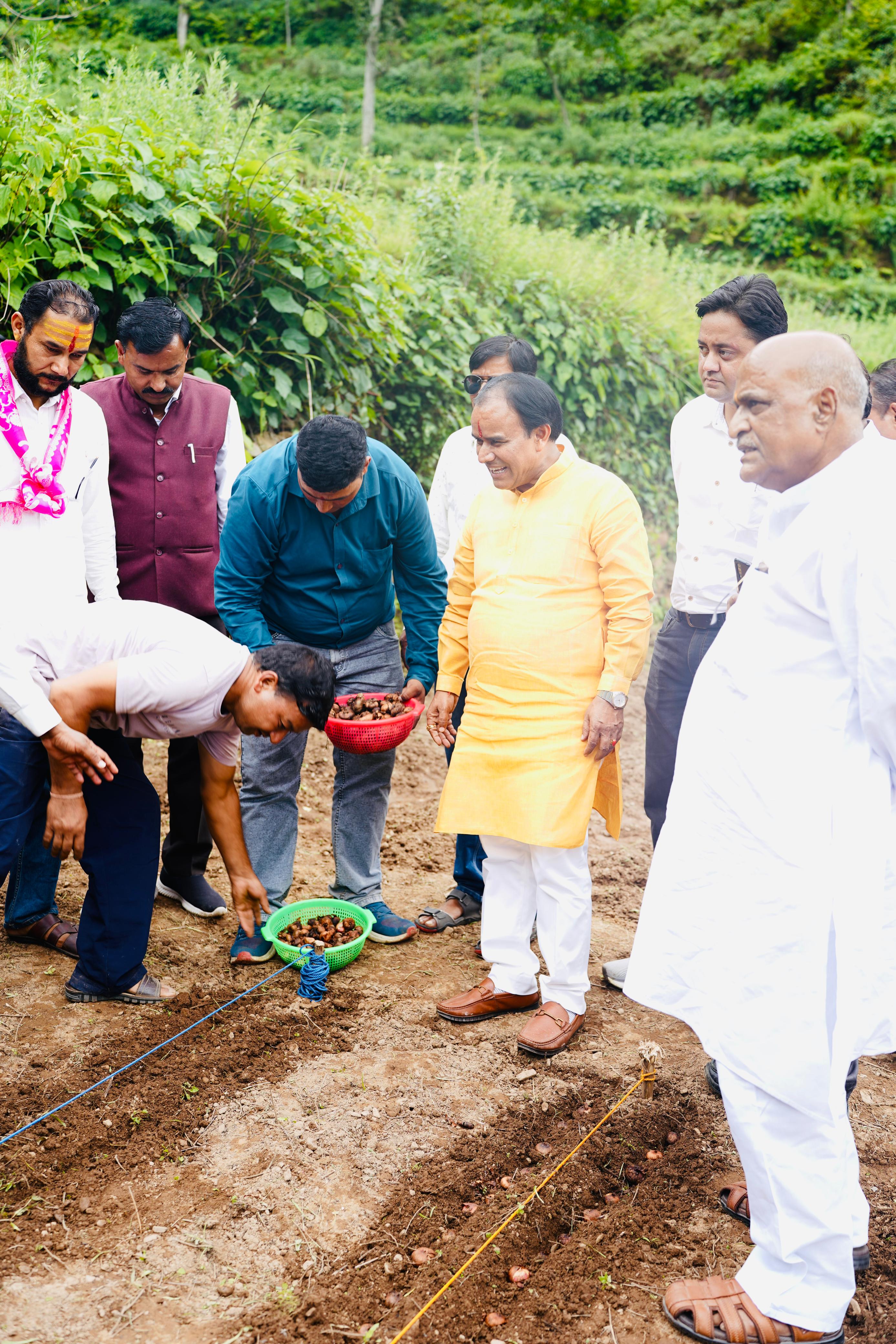 पाबों मैं वीर माधव सिंह सामूहिक खेती योजना का शुभारंभ करें डॉक्टर धन सिंह रावत पाबों मैं वीर माधव सिंह सामूहिक खेती योजना का शुभारंभ करें डॉक्टर धन सिंह रावत