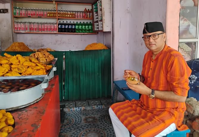 टमाटर चाट के स्वाद लेते विधायक सौरभ (फोटो) टमाटर चाट के स्वाद लेते विधायक सौरभ (फोटो)