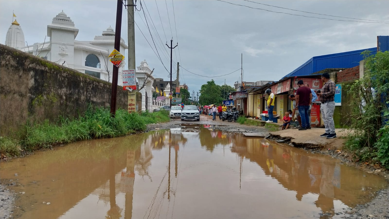 बीच सड़क पर जलजमाव की हालत बीच सड़क पर जलजमाव की हालत