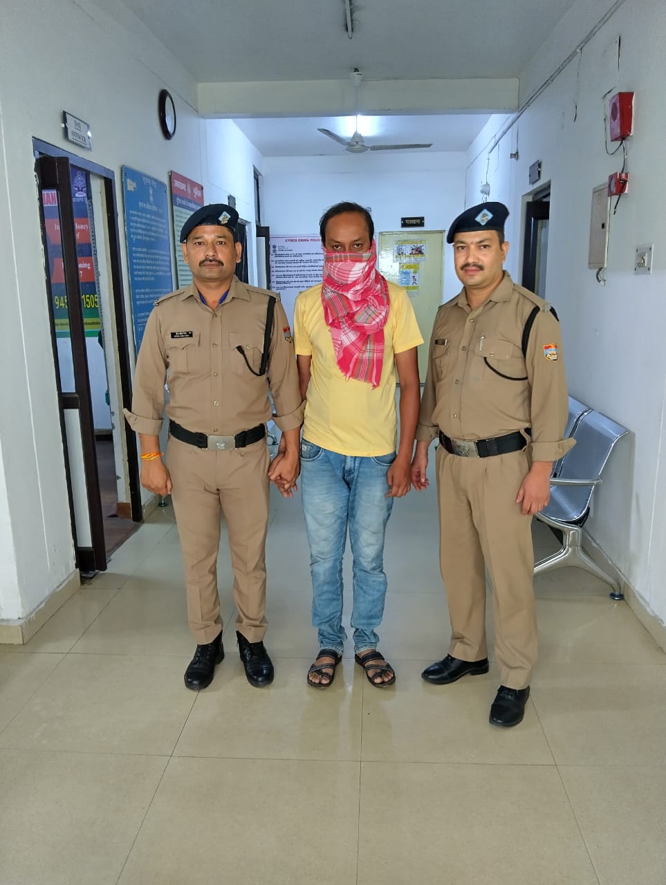 उत्तराखंड पुलिस के साथ गिरफ्तार साइबर ठग।