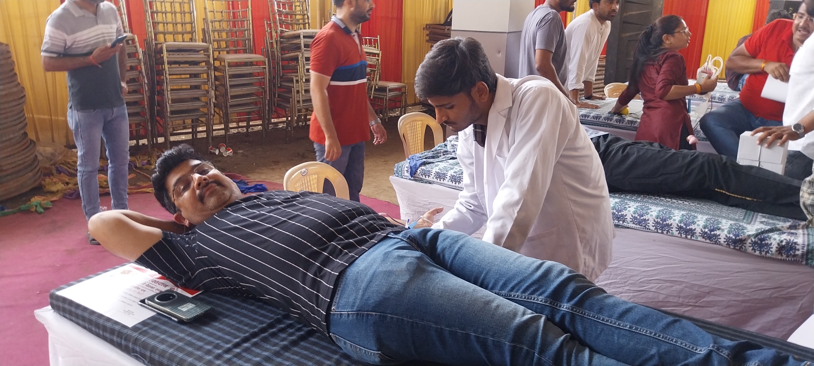 चित्तौड़गढ़ में रविवार को आयोजित शिविर में रक्तदान करते युवा। चित्तौड़गढ़ में रविवार को आयोजित शिविर में रक्तदान करते युवा।