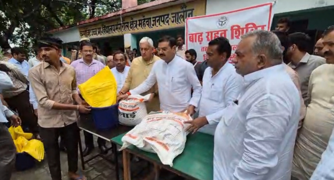 राहत सामग्री वितरण करतेमंत्री