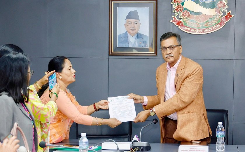 कानून मंत्री को ज्ञापन पत्र सौंपते महिला संघ के प्रतिनिधि