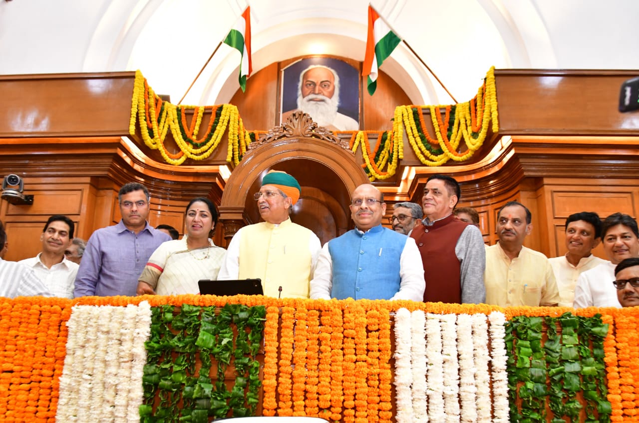 दिल्ली विधानसभा में सौर ऊर्जा संयंत्र और नेवा का लोकार्पण करते केंद्रीय मंत्री