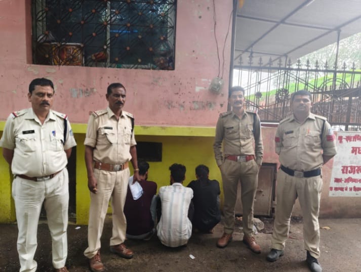 करने वाले तीनों आरोपित गिरफ्तार, माल बरामद करने वाले तीनों आरोपित गिरफ्तार, माल बरामद