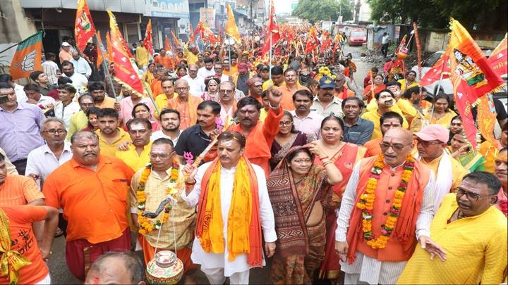 रीवाः कांवड़ यात्रा में शामिल हुए उप मुख्यमंत्री शुक्ल रीवाः कांवड़ यात्रा में शामिल हुए उप मुख्यमंत्री शुक्ल
