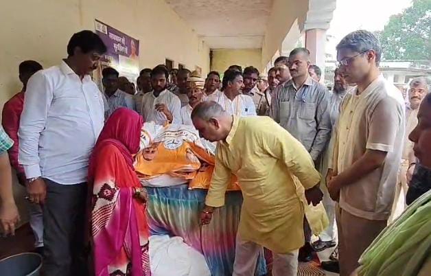 बाढ़ राहत शिविरों का जायजा लेते प्रभारी मंत्री प्रकाश पाल बाढ़ राहत शिविरों का जायजा लेते प्रभारी मंत्री प्रकाश पाल