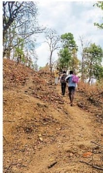 मजरे टोलो में बसे आदिवासी पहाड चढ़ कर जाते मजरे टोलो में बसे आदिवासी पहाड चढ़ कर जाते
