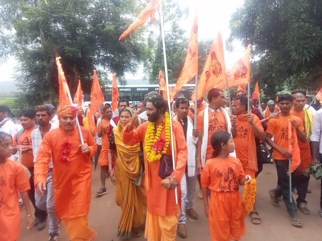 पद यात्रा में विधायक के साथ समर्थक पद यात्रा में विधायक के साथ समर्थक