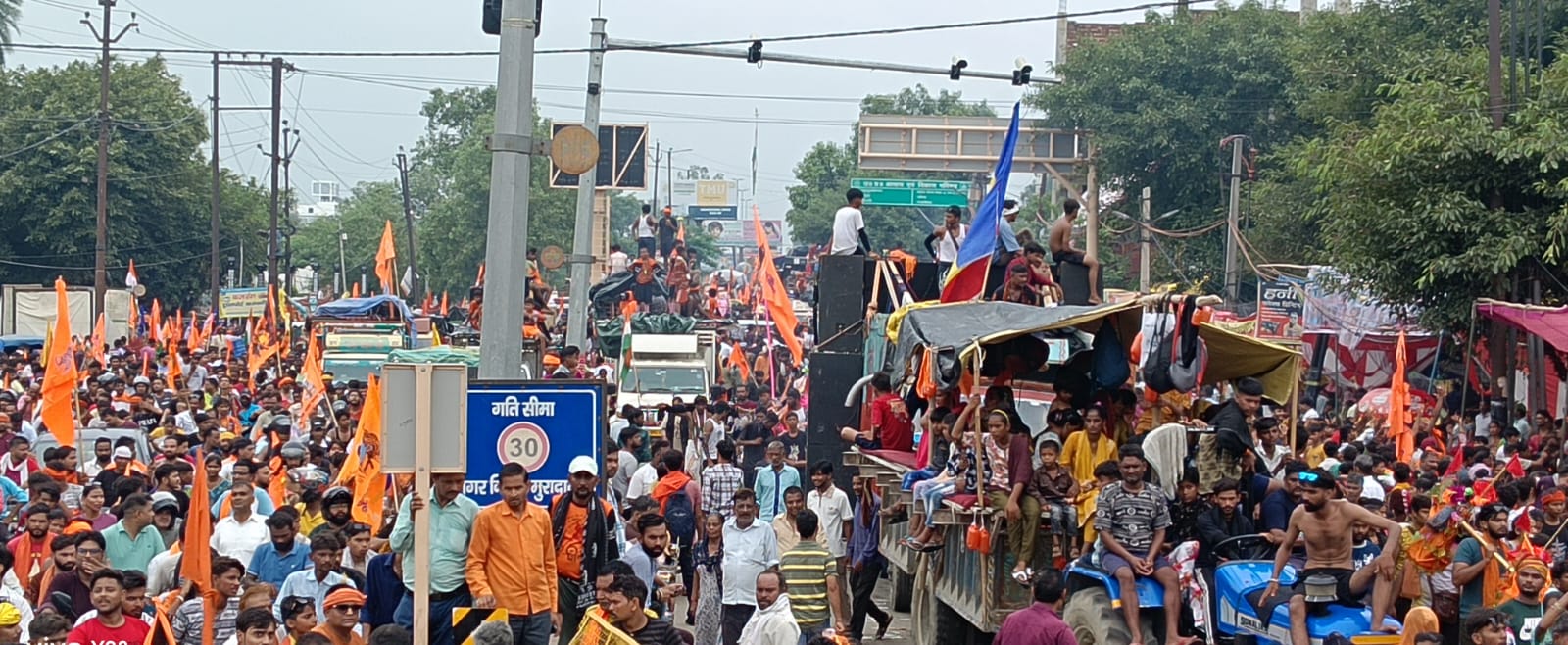 हरिद्वार से डीजे संग कावड़ लेकर आते बेड़े। हरिद्वार से डीजे संग कावड़ लेकर आते बेड़े।