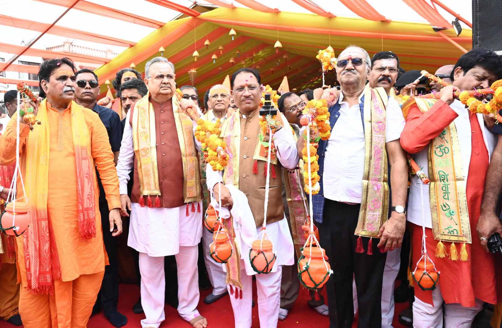 रायपुर की भव्य कांवड़ यात्रा में शामिल मुख्यमंत्री साय  एवं विधानसभा अध्यक्ष डाॅ. रमन सिंह