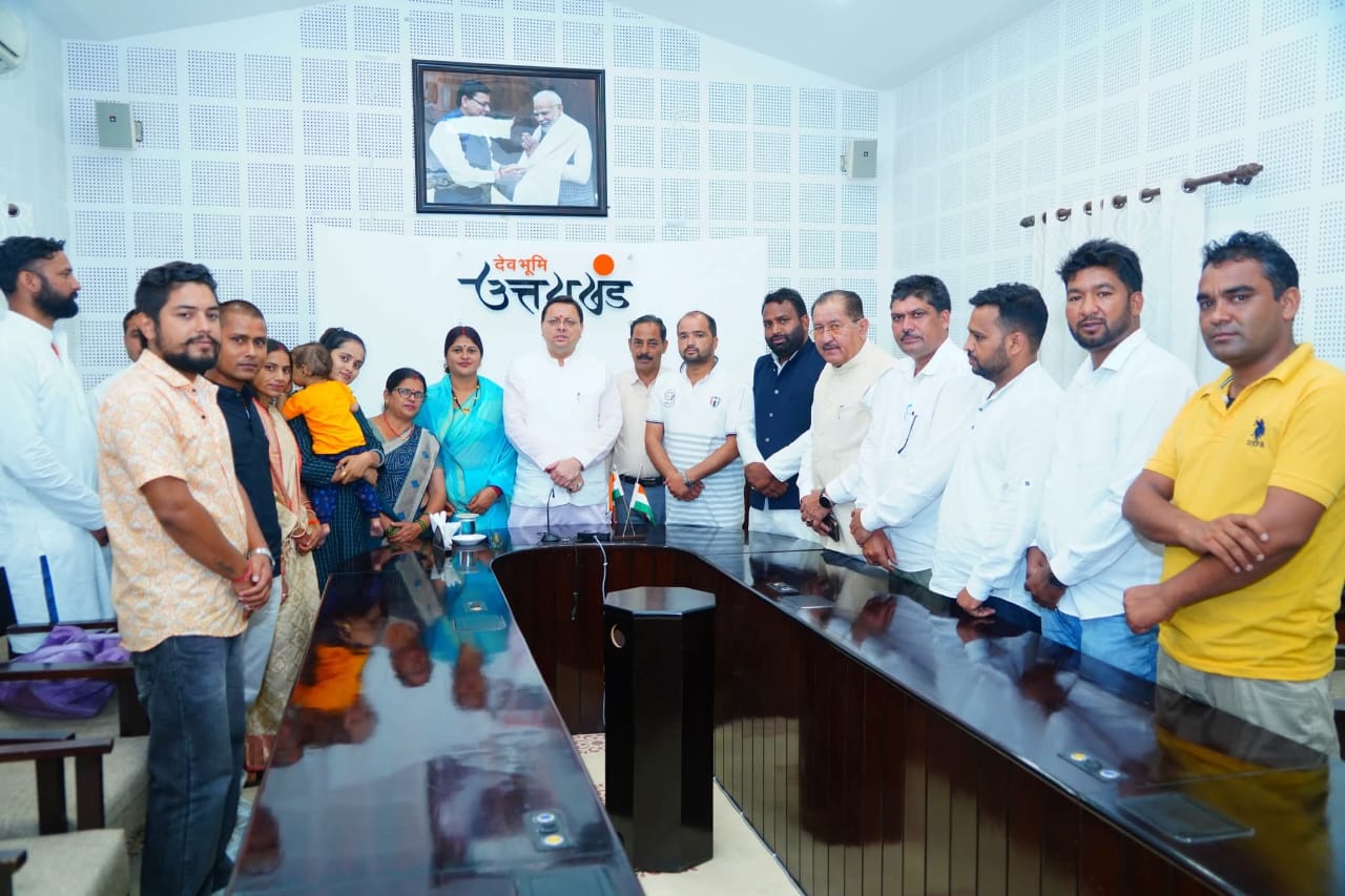 रुद्रप्रयाग जिले के त्रिस्तरीय पंचायत चुनाव में नवनिर्वाचित जनप्रतिनिधि मुख्यमंत्री से मुख्यमंत्री में भेंट करते। रुद्रप्रयाग जिले के त्रिस्तरीय पंचायत चुनाव में नवनिर्वाचित जनप्रतिनिधि मुख्यमंत्री से मुख्यमंत्री में भेंट करते।