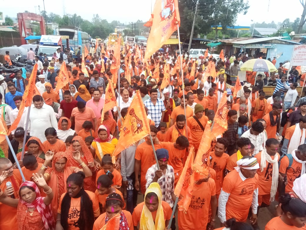 जनसमुदाय के बीच विधायक जनसमुदाय के बीच विधायक