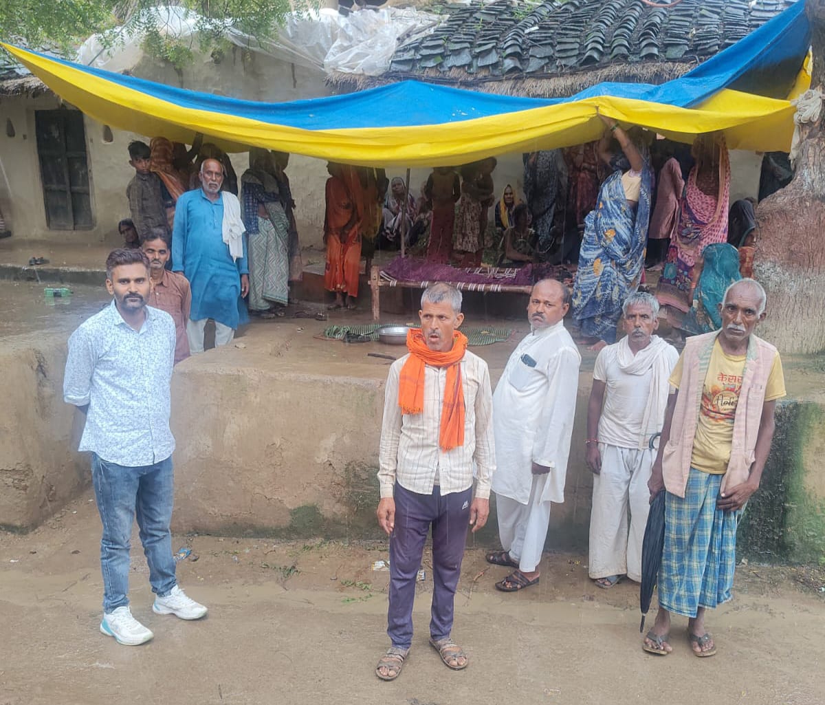 मृतक बालिका का शोकाकुल परिजन मृतक बालिका का शोकाकुल परिजन