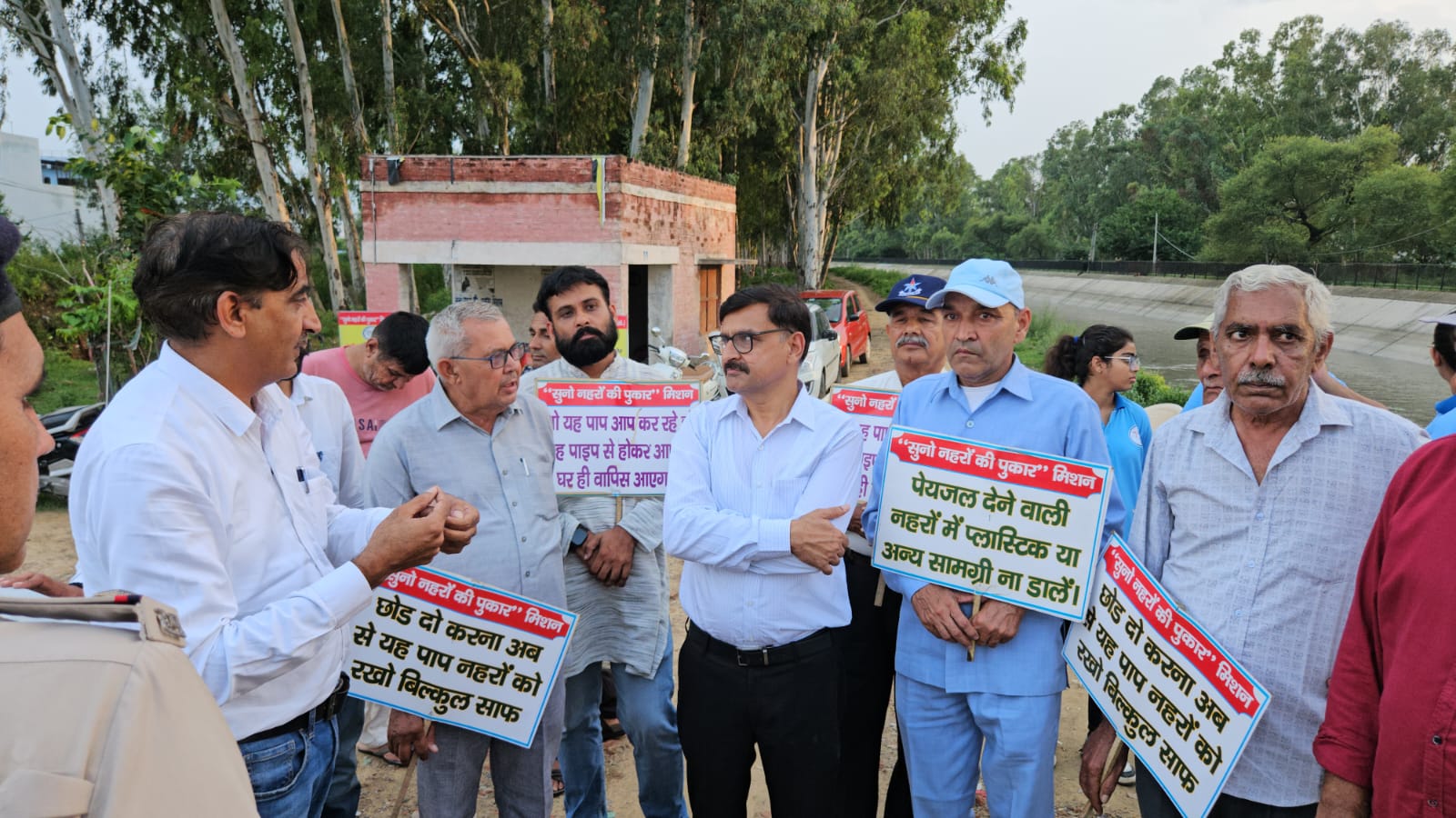 जवाहर लाल कैनाल का निरीक्षण करते उपायुक्त धमेंद्र सिंह