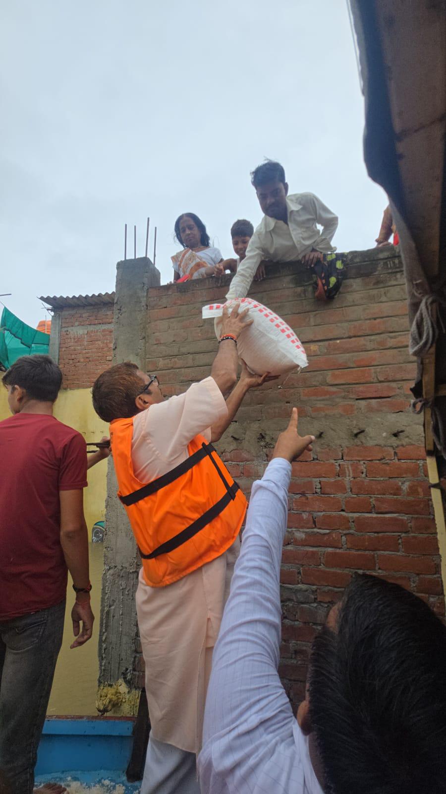 वाराणसी: बाढ़ पीड़ितों को राहत सामग्री देते विधायक वाराणसी: बाढ़ पीड़ितों को राहत सामग्री देते विधायक