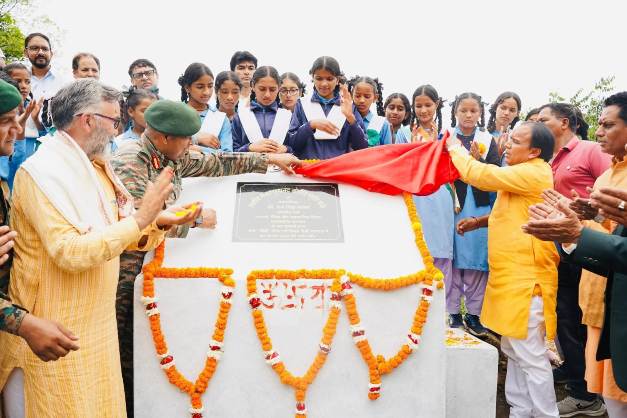 पार्क का शिलान्यास करते शिक्षा मंत्री धन सिंह रावत व अन्य अतिथि। पार्क का शिलान्यास करते शिक्षा मंत्री धन सिंह रावत व अन्य अतिथि।