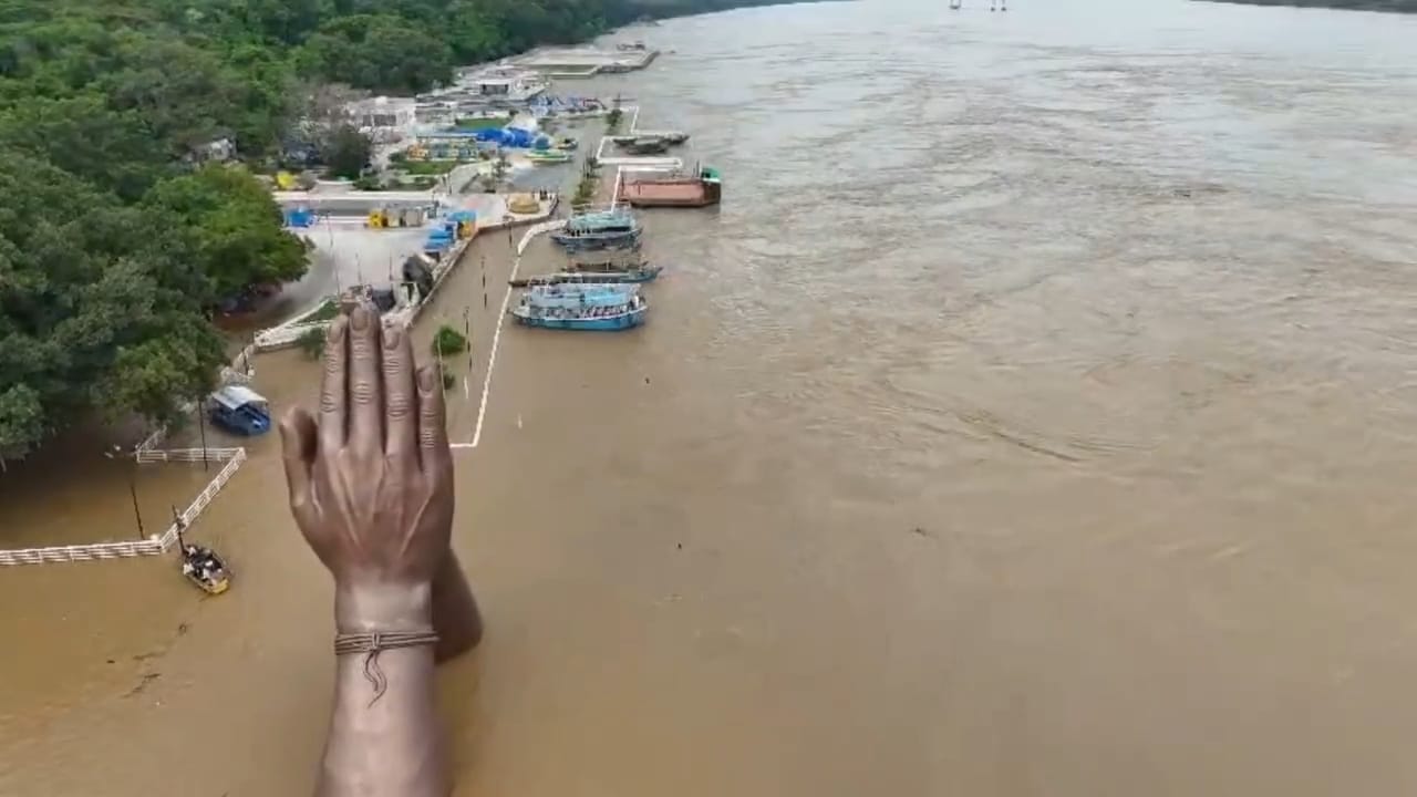 नमोघाट और राजघाट से बाढ़ का नजारा